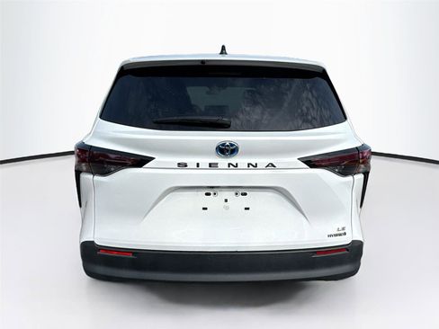 Used 2024 Toyota Sienna LE image 11