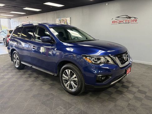 Used 2020 Nissan Pathfinder SV image 2