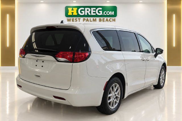 Used 2022 Chrysler Voyager LX FWD image 6