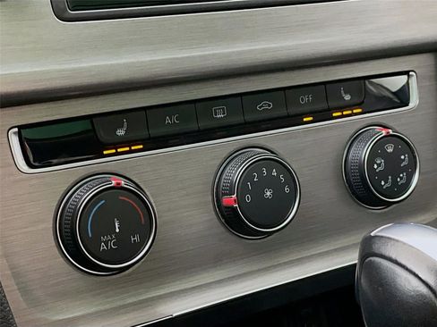 Used 2016 Volkswagen Golf Limited Edition image 18