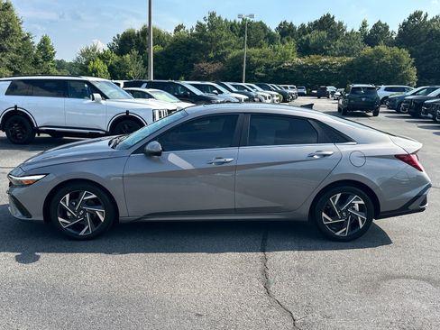 Used 2024 Hyundai Elantra SEL w/ Convenience Package FWD image 5