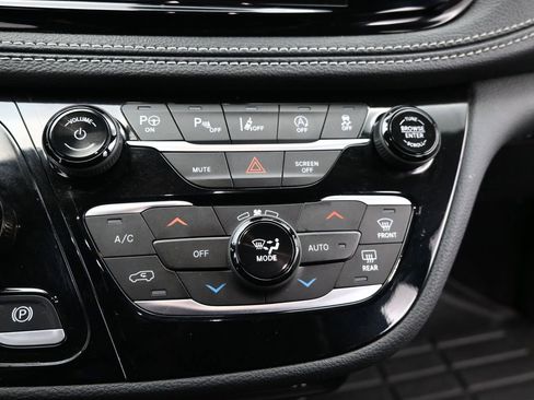 Used 2025 Chrysler Pacifica Select image 23