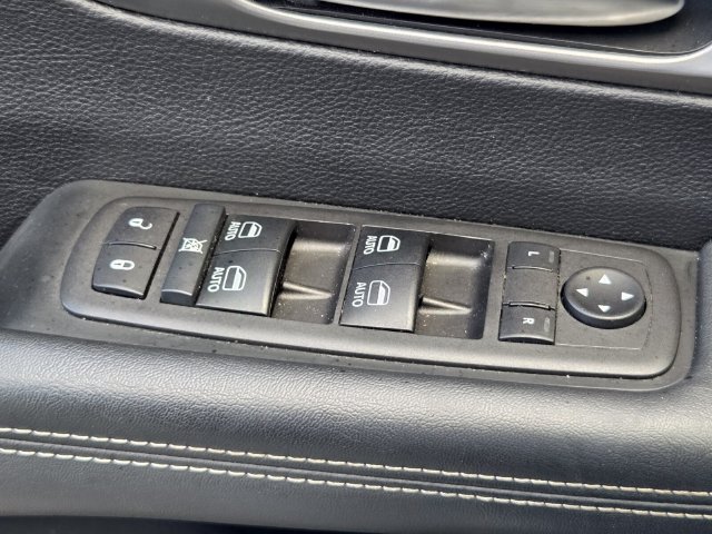 Used 2025 Chrysler Pacifica Select FWD image 25