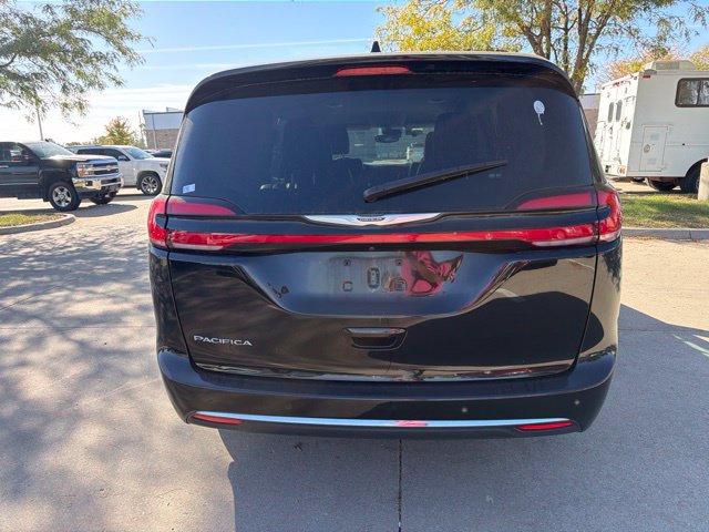 Used 2024 Chrysler Pacifica Touring-L FWD image 7