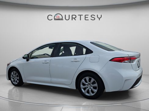 Certified 2022 Toyota Corolla LE FWD image 3