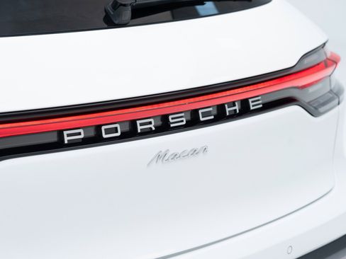 Certified 2025 Porsche Macan image 13