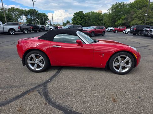 Used 2007 Pontiac Solstice Convertible RWD image 4