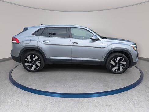 Used 2024 Volkswagen Atlas Cross Sport SE w/ Panoramic Sunroof Package image 4