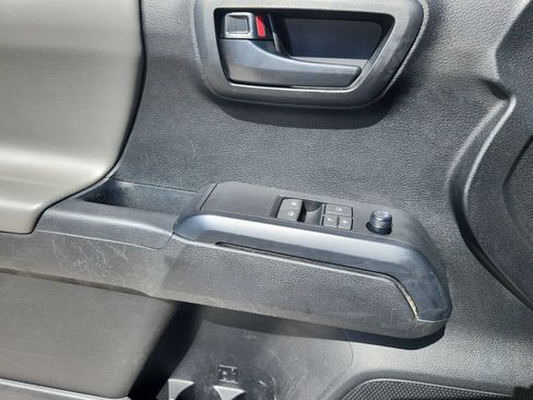 Used 2021 Toyota Tacoma SR AWD/4WD image 9