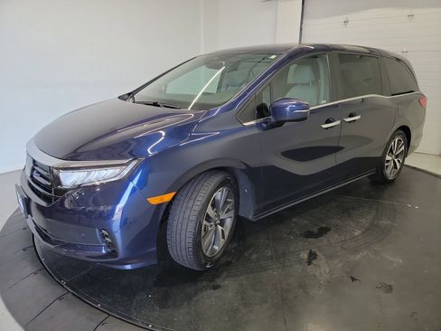 Certified 2023 Honda Odyssey Touring image 3