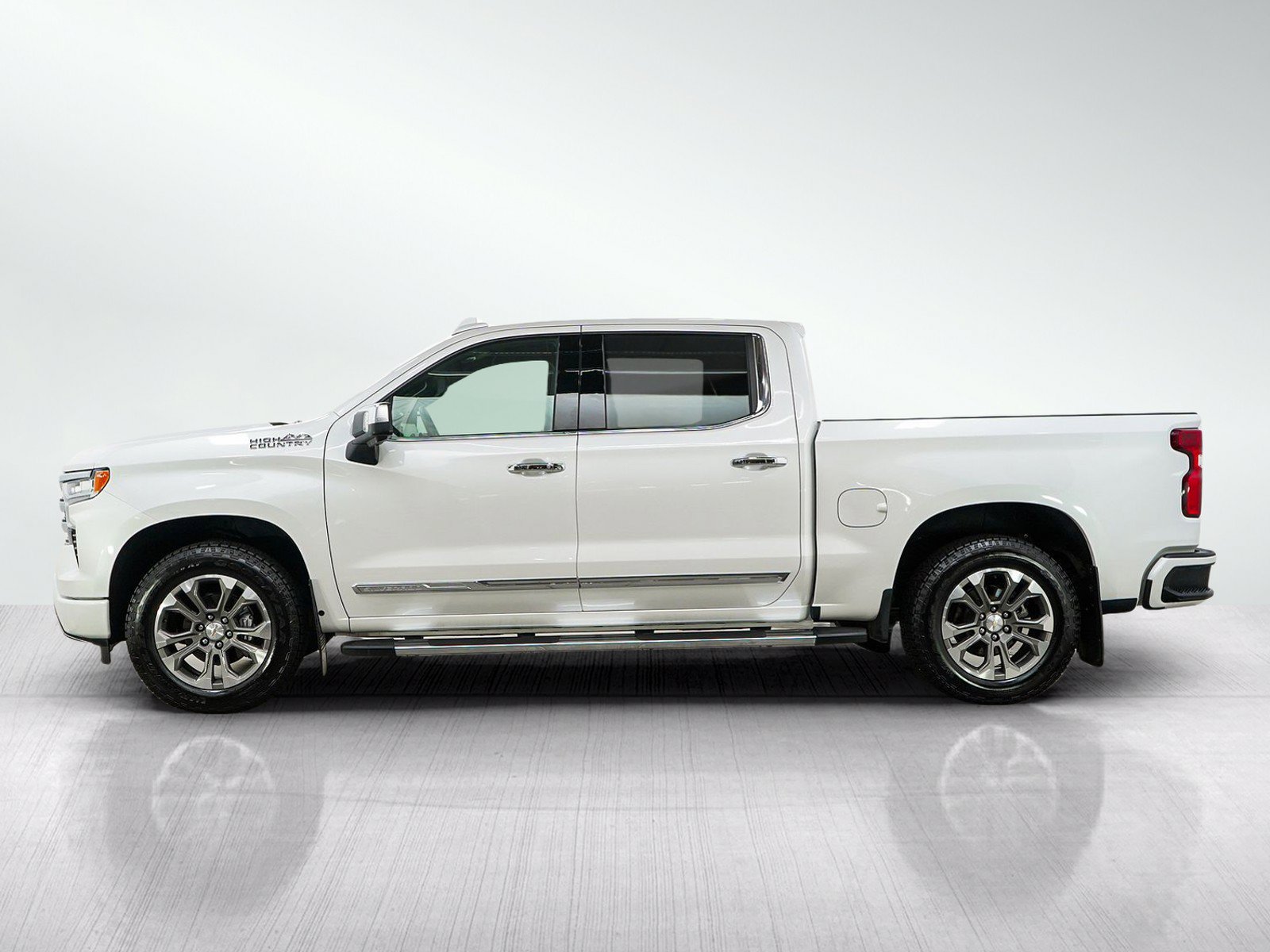 Used 2024 Chevrolet Silverado 1500 High Country w/ Technology Package AWD/4WD image 2