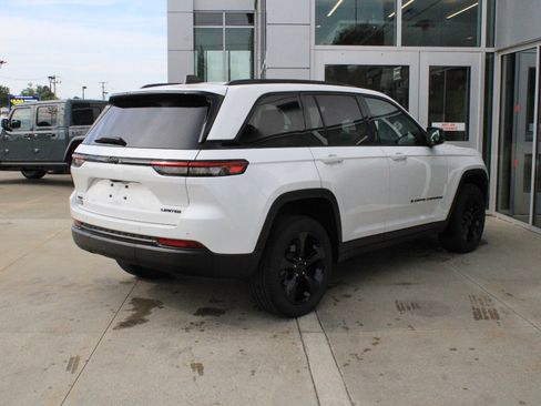 Used 2023 Jeep Grand Cherokee Limited w/ Black Appearance Package AWD/4WD image 7