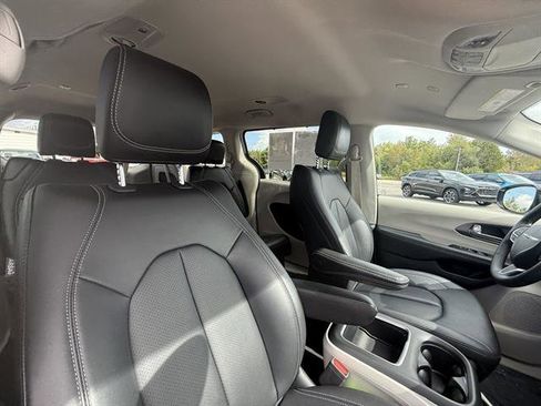 Used 2024 Chrysler Pacifica Touring-L image 11