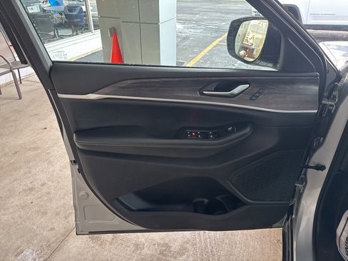 Used 2023 Jeep Grand Cherokee Limited image 6