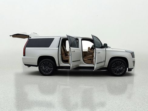 Used 2020 Cadillac Escalade ESV Platinum RWD image 16