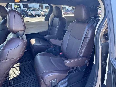 Used 2023 Toyota Sienna Platinum AWD/4WD image 32