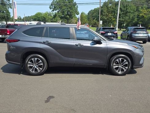 Used 2023 Toyota Highlander XLE AWD/4WD image 8