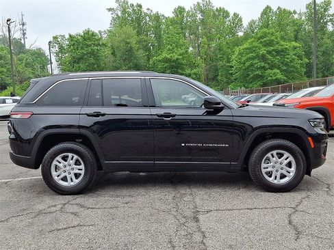 Used 2023 Jeep Grand Cherokee Laredo image 7