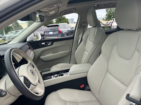 Used 2021 Volvo XC60 T5 Momentum w/ Premium Package image 17