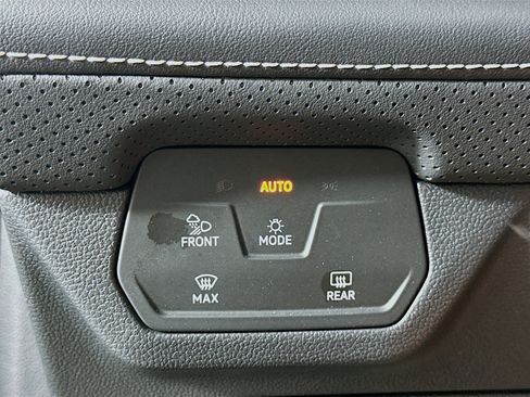 Used 2025 Volkswagen Atlas SE AWD/4WD image 17