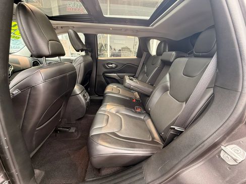 Used 2019 Jeep Cherokee Limited AWD/4WD image 11