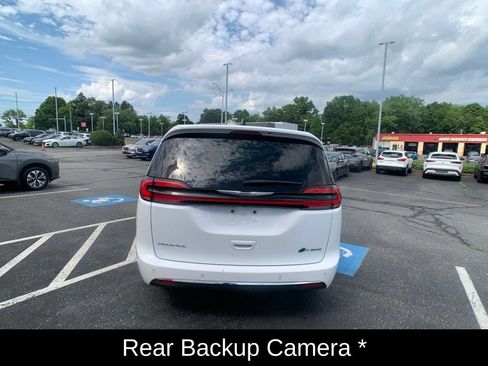 Used 2023 Chrysler Pacifica Touring-L FWD image 4