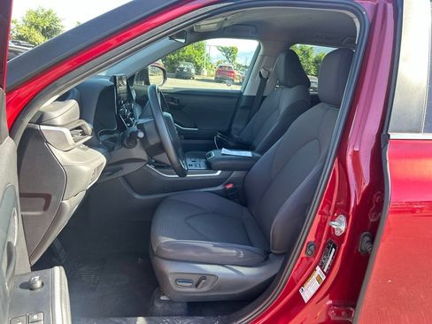 Used 2024 Toyota Highlander LE AWD/4WD image 19
