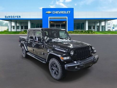 Used 2023 Jeep Gladiator Sport image 7