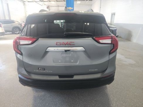Used 2024 GMC Terrain SLE w/ Driver Convenience Package image 4