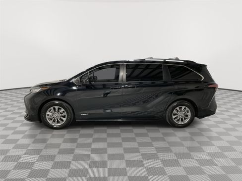 Used 2021 Toyota Sienna LE w/ LE Plus Package image 2