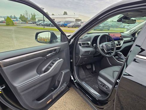 New 2026 Toyota Highlander Platinum image 23