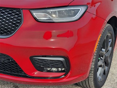 New 2026 Chrysler Pacifica Limited w/ Uconnect Theater Family Group image 6