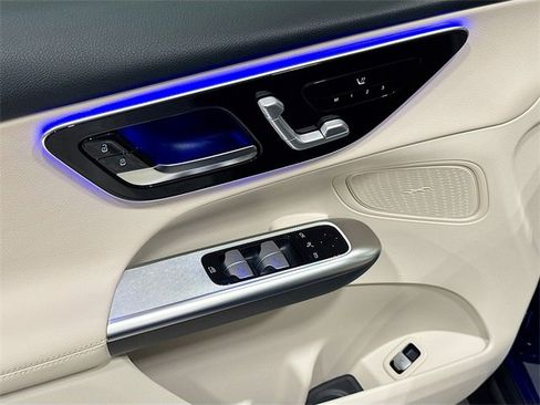 Used 2025 Mercedes-Benz GLC 300 4MATIC image 17