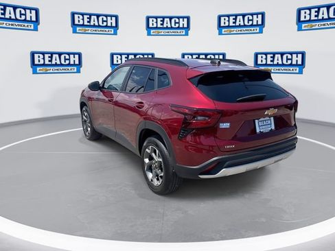 Used 2025 Chevrolet Trax LT w/ LT Convenience Package FWD image 6