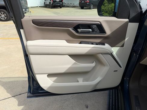 New 2026 GMC Yukon XL Denali w/ Denali Reserve Package AWD/4WD image 9