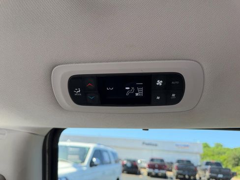 Used 2023 Chrysler Pacifica Touring-L FWD image 13