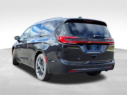 New 2026 Chrysler Pacifica Select w/ S Appearance Package image 4