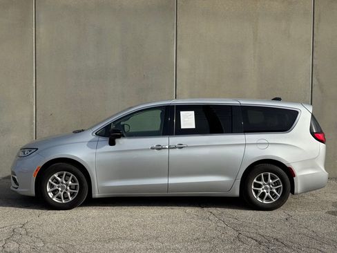 Used 2024 Chrysler Pacifica Touring-L image 30