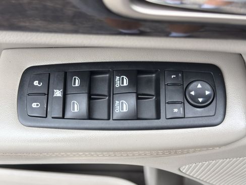 Used 2011 Jeep Grand Cherokee Laredo AWD/4WD image 12