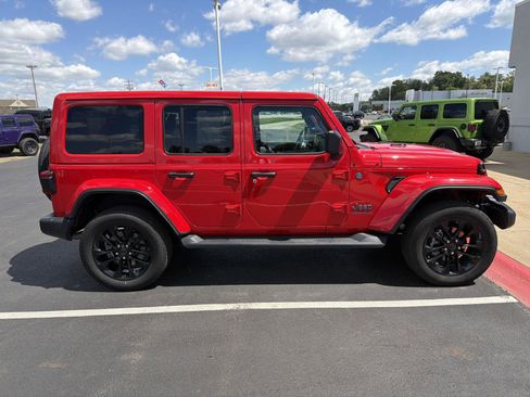 Used 2025 Jeep Wrangler Unlimited Sahara AWD/4WD image 5