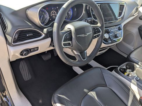 Used 2024 Chrysler Pacifica Touring-L FWD image 15