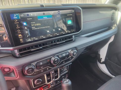 Used 2025 Jeep Wrangler Unlimited Rubicon image 20