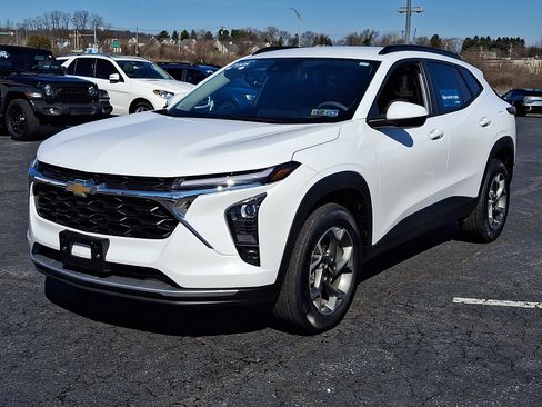 Certified 2025 Chevrolet Trax LT image 3