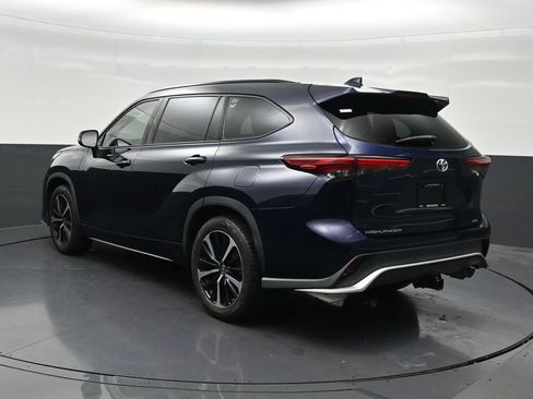 Used 2021 Toyota Highlander XSE FWD image 3