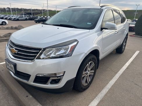 Used 2017 Chevrolet Traverse LT image 1