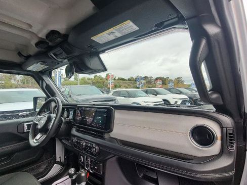 Used 2024 Jeep Wrangler Unlimited Sahara image 27