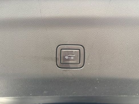 Used 2024 GMC Yukon SLT AWD/4WD image 18