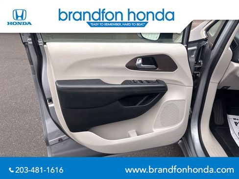 Used 2018 Chrysler Pacifica L FWD image 9