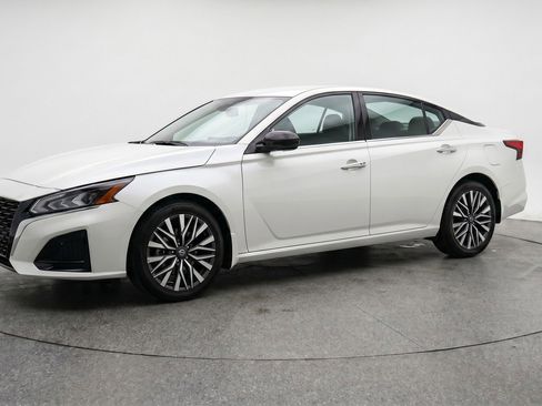 Used 2025 Nissan Altima 2.5 SV FWD image 3