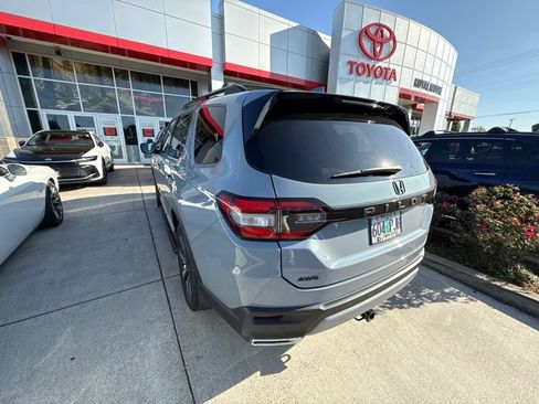 Used 2023 Honda Pilot Touring image 7